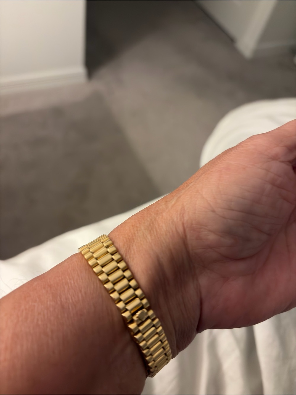 Vintage Rolex Gold Women's Datejust with White Dial and Diamond Bezel - Picture 5 of 6